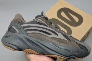 Replica Pk God Yeezy Boost 700 v2 Geode